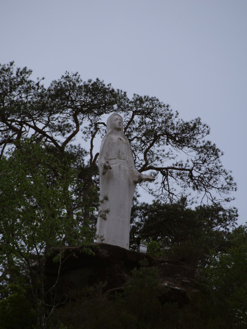 Heiligenfigur thront über Fischbach im Pfälzer Wald