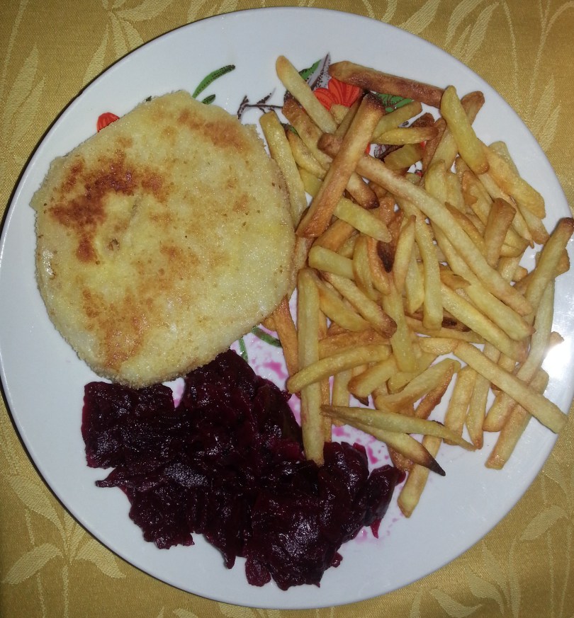 Sellerieschnitzel mit Pommes und Rote Bete-Salat