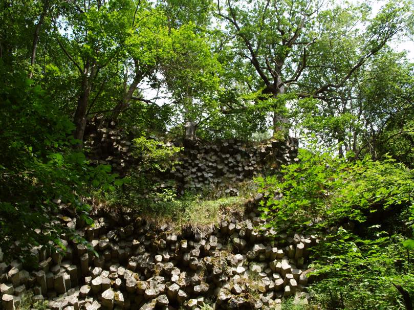 Die Basaltsäulen-Wand, eine natürliche Gesteinsformation