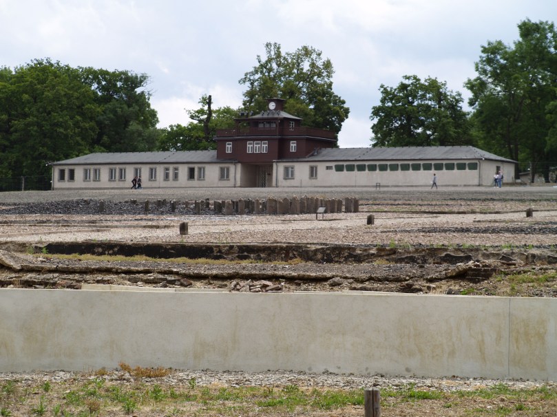 Gedenkstätte KZ Buchenwald Hier waren etwa 266.000 Menschen unter schrecklichen Bedingungen inhaftiert, es starben etwa 56.000 Menschen direkt im Lager. Auch wurden hier medizinische Versuche durchgeführt. Sie wurden mit Fleckfieber oder TBC infiziert, ihnen wurden zudem Brandbombenverletzungen zugefügt. 81 Prozent der Inhaftierten waren unterernährt, Menschen verhungerten oder wurden zu Tode gefoltert. Das ist deutsche Geschichte - kein "Fliegenschiss", wie man aus rechten Kreisen vor kurzem zu hören bekam. Das waren Menschenrechtsverletzungen und Verbrechen die es NICHT ZU LEUGNEN GILT! Auch nicht von populistischen Dumpfbacken!