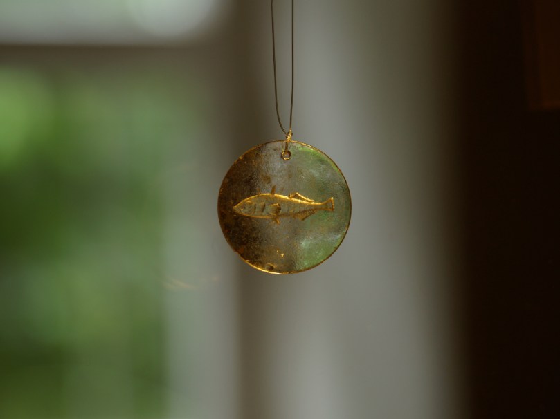 Dieses Schmuckstück wurde hinter der Einrichtung "Haus Sonnenstein" in einem Berg aus Asche gefunden. Denn dort hatte man die verbrannten, sterblichen Überreste der Ermordeten Frauen, Männer, Alten und Kindern, mitsamt ihrer Habseligkeiten geworfen. Es sei jedem empfohlen, auch den Raum in der Gedenkstätte zu betreten, in dem man lebensgroße Porträtfotos einiger Opfer aufgestellt hat - auf der Rückseite deren Lebensgeschichte. - Menschen "wie Du und ich". Spätestens dann kommt einem die Galle hoch, wenn man sich anschaut, dass bundesweit fast 20 Prozent der Bürger eine Partei wählen würden, die diese Verbrechen nicht nur relativiert, sondern teilweise sogar noch versucht zu rechtfertigen.