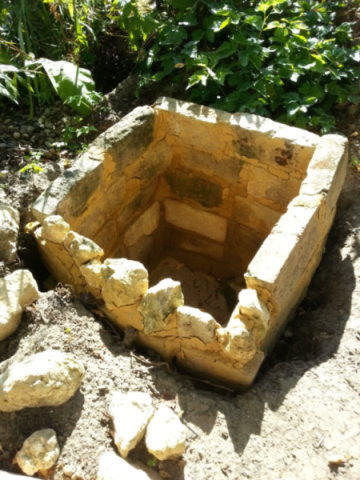 Das Fundament, gemauert mit alten Backsteinen, Lehm und Ton