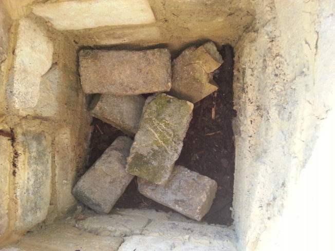 Der insgesamt ein Meter tiefe Keller dient als frostfreie und trockene Überwinterungsmöglichkeit für Eidechsen. Ich habe ihn von unten mit verzinktem Draht gesichert, damit keine Nager eindringen können. Dann habe ich eine etwa 15 Zentimeter dicke Schicht Rindenmulch eingebracht und das Loch lose mit Backsteinen so aufgefüllt, dass größere Hohlräume entstehen, der Haufen jedoch auch in sich stabil ist. Einige Asthölzer habe ich ebenso eingebracht.