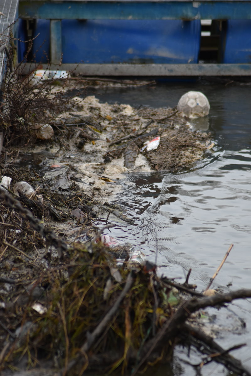 Fußball, Plastik, Flaschen - Müll