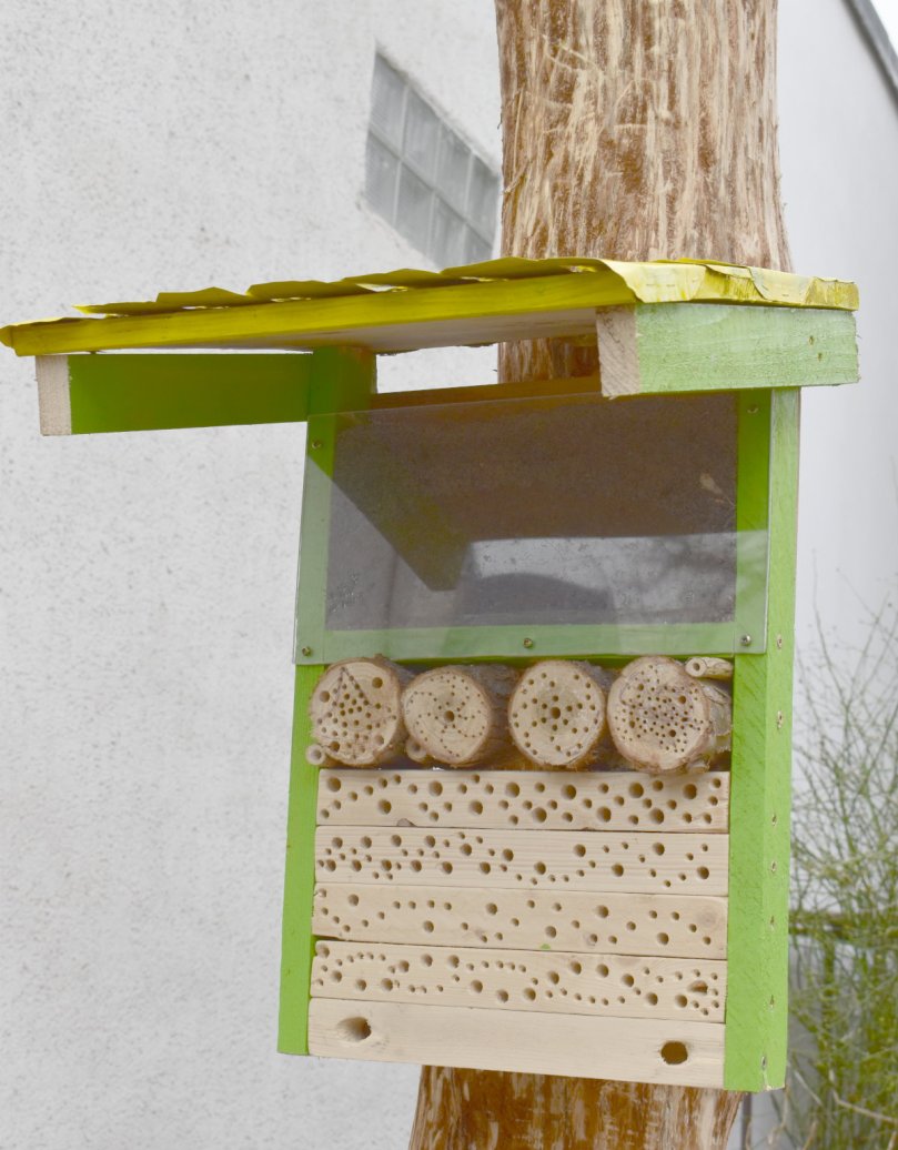 Upcycling-Wildbienenhotel aus Resthölzern und Deckeln von Fischkonserven-Dosen als Dach