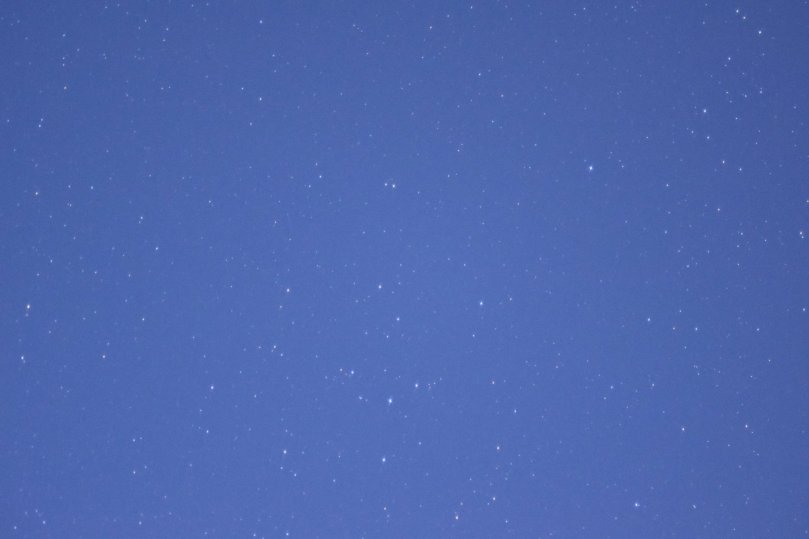 Noch erhellen die letzten Sonnenstrahlen des Ostersamstages den Himmel. Doch die ersten Sonnen in der Ferne leuchten bereits.