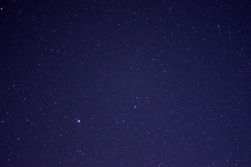 Langsam bricht die Nacht herein. Und offenbart das Wunder des Göttlichen. Wir waren nie allein, und sind es auch nicht.