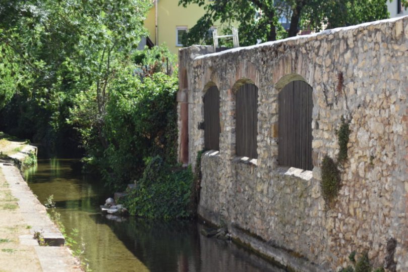 Vorbei an Häusern...