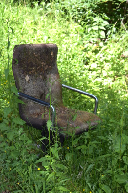 Und am Ende, als ich gar nicht mehr damit rechnete, entdeckte ich doch noch Spuren vom Homo Verdrecktus der offenbar instinktiv dazu verleitet wird, seine angesammelten Schätze in aller Öffentlichkeit zur Schau zu stellen und zu sagen: Schaut her, ich bin so schlau, dass ich mir alles kaufen kann. Aber zu dumm, um es dann richtig zu entsorgen.