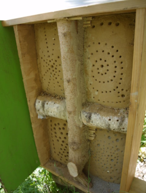 Wildbienen-Hotel aus Lehm