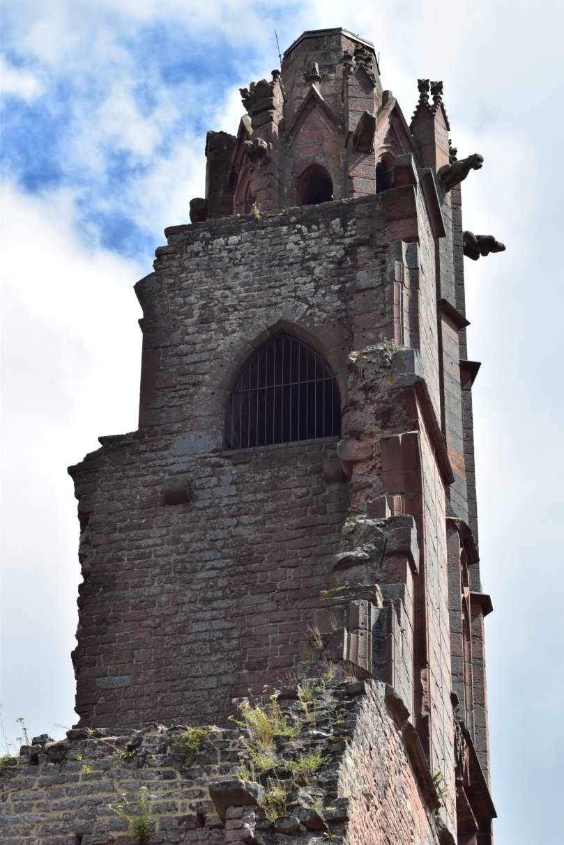 Sogar hoch oben auf den Mauerresten des Turmes