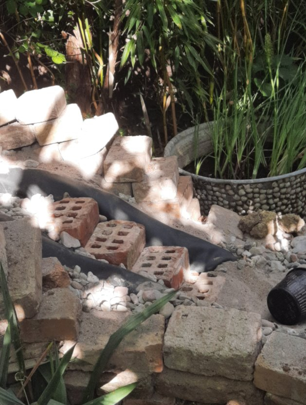 Der Upcycling-Bachlauf mit Mauersteinen...