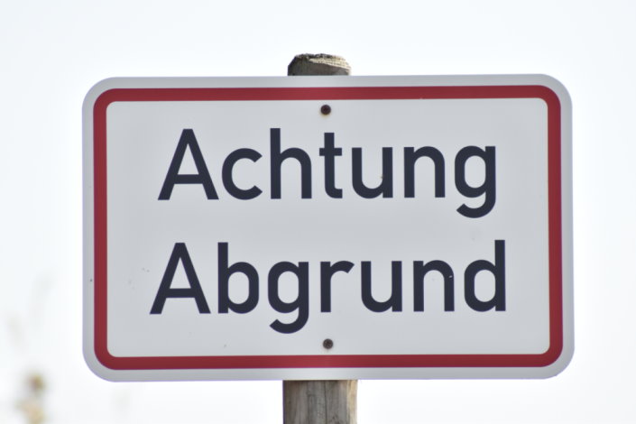 Schild mit der Bezeichnung "Achtung Abgrund"