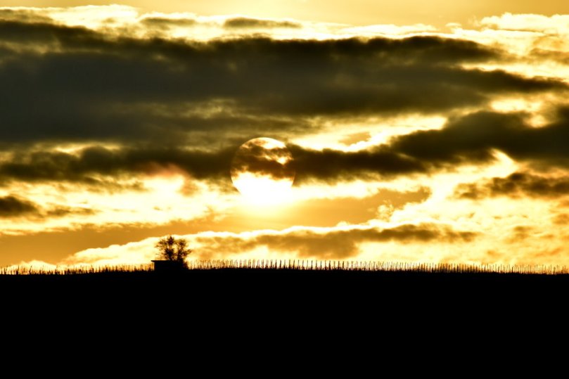 Sonne hinter Wolken kurz vorm Untergang