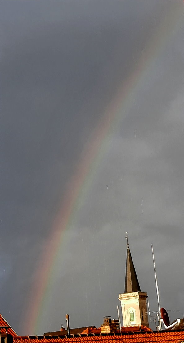 Regenbogen mit Kirchturm