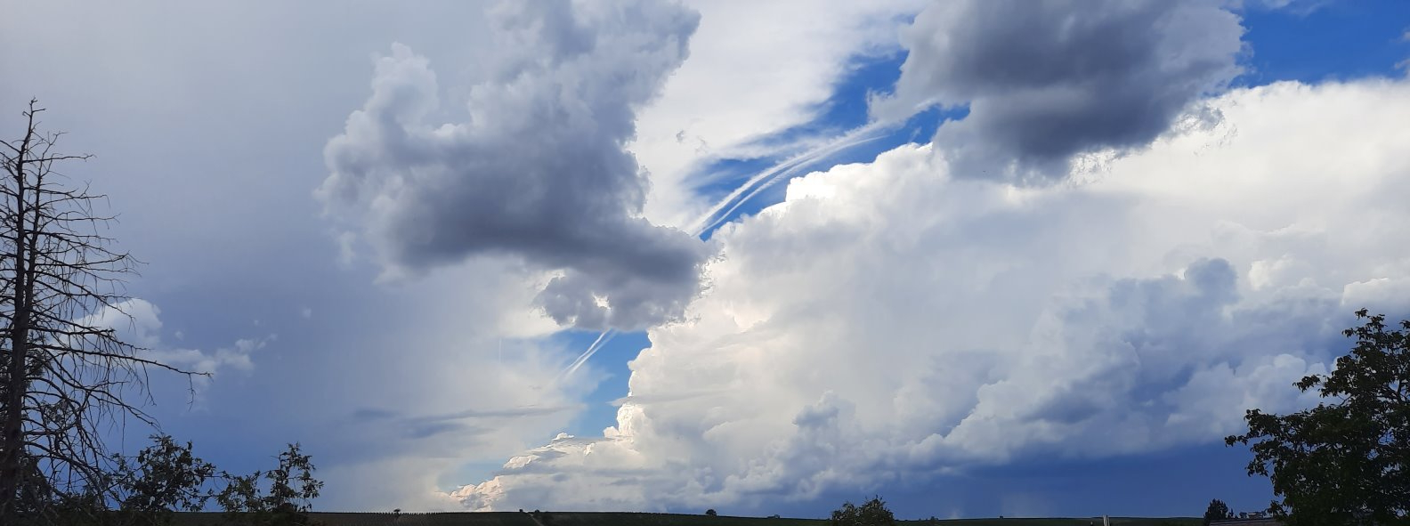 Wolken schieben sich zusammen
