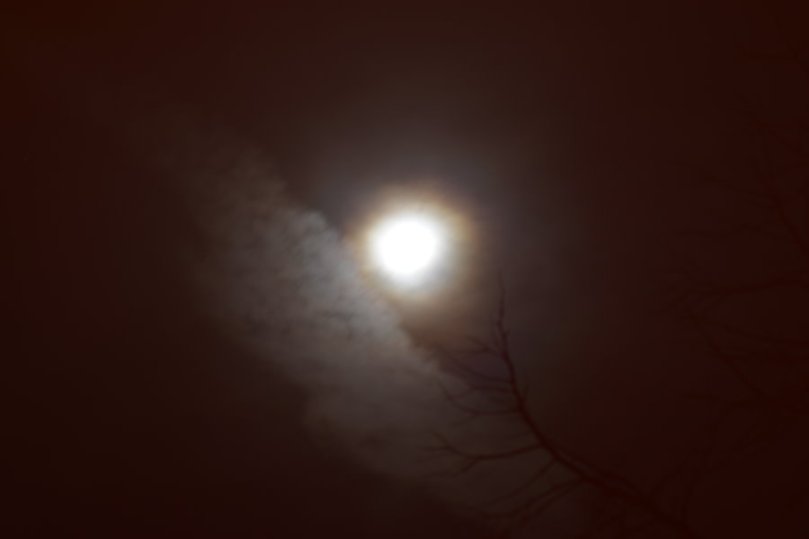 Mond hinter Wolkenschleier