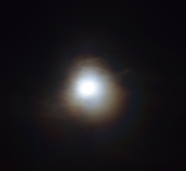 Mond hinter Wolkenschleier