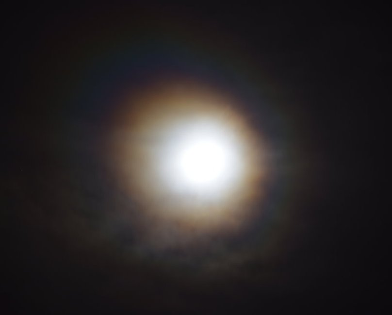 Mond hinter Wolkenschleier