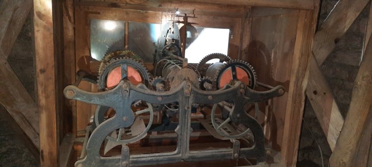 Das ehemalige Uhrwerk der Kirchturmuhr