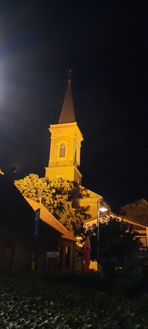 Katholische Kirche bei Nacht