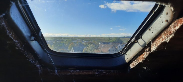 Blick aus der Dachluke auf die Gemeinde