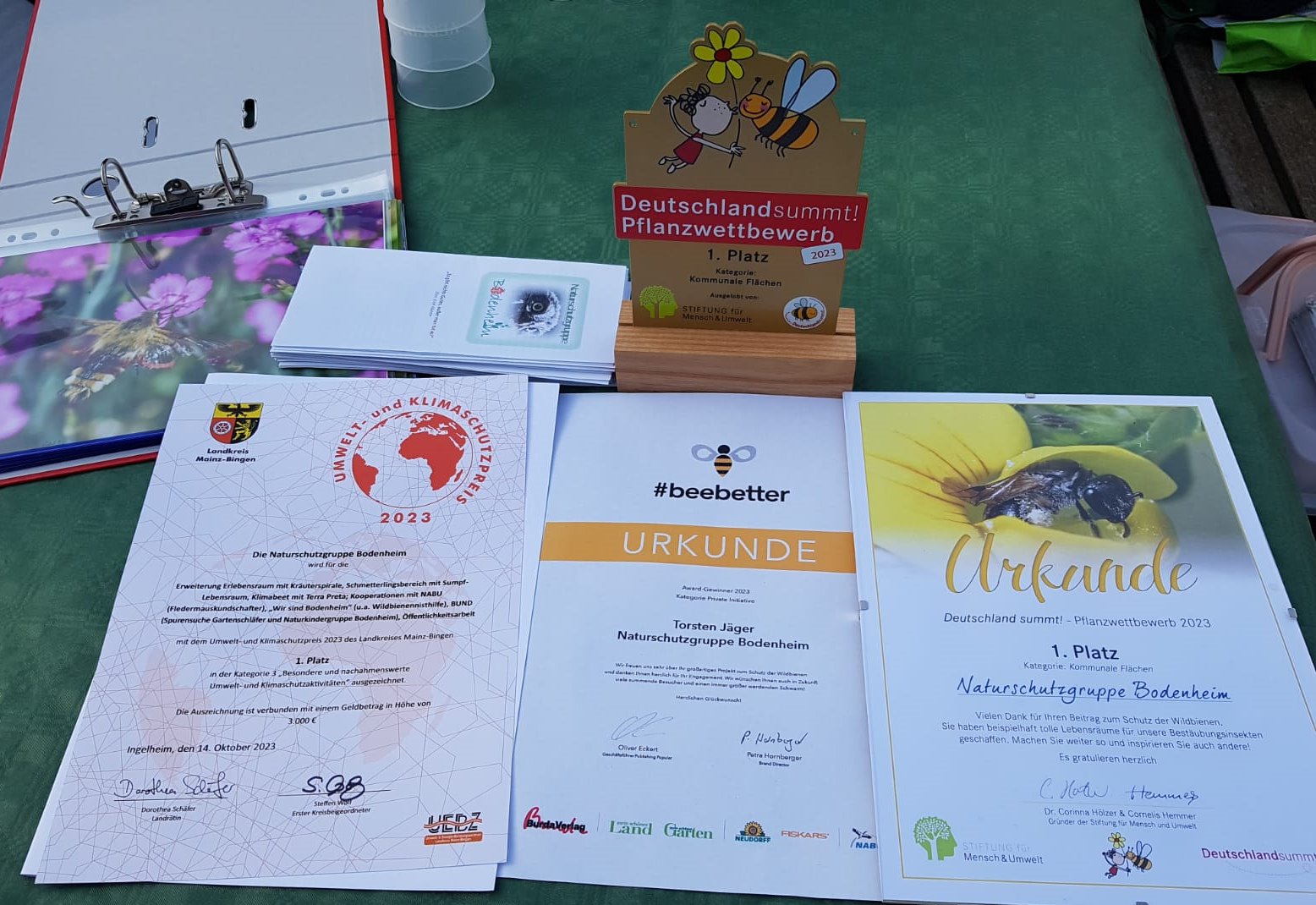Foto mit Auszeichnungen der Naturschutzgruppe Bodenheim