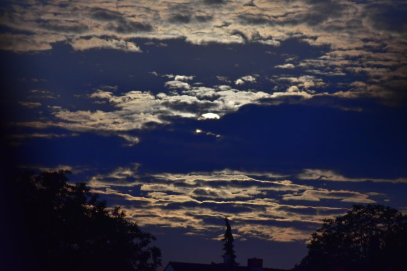 Vollmond hinter Wolken